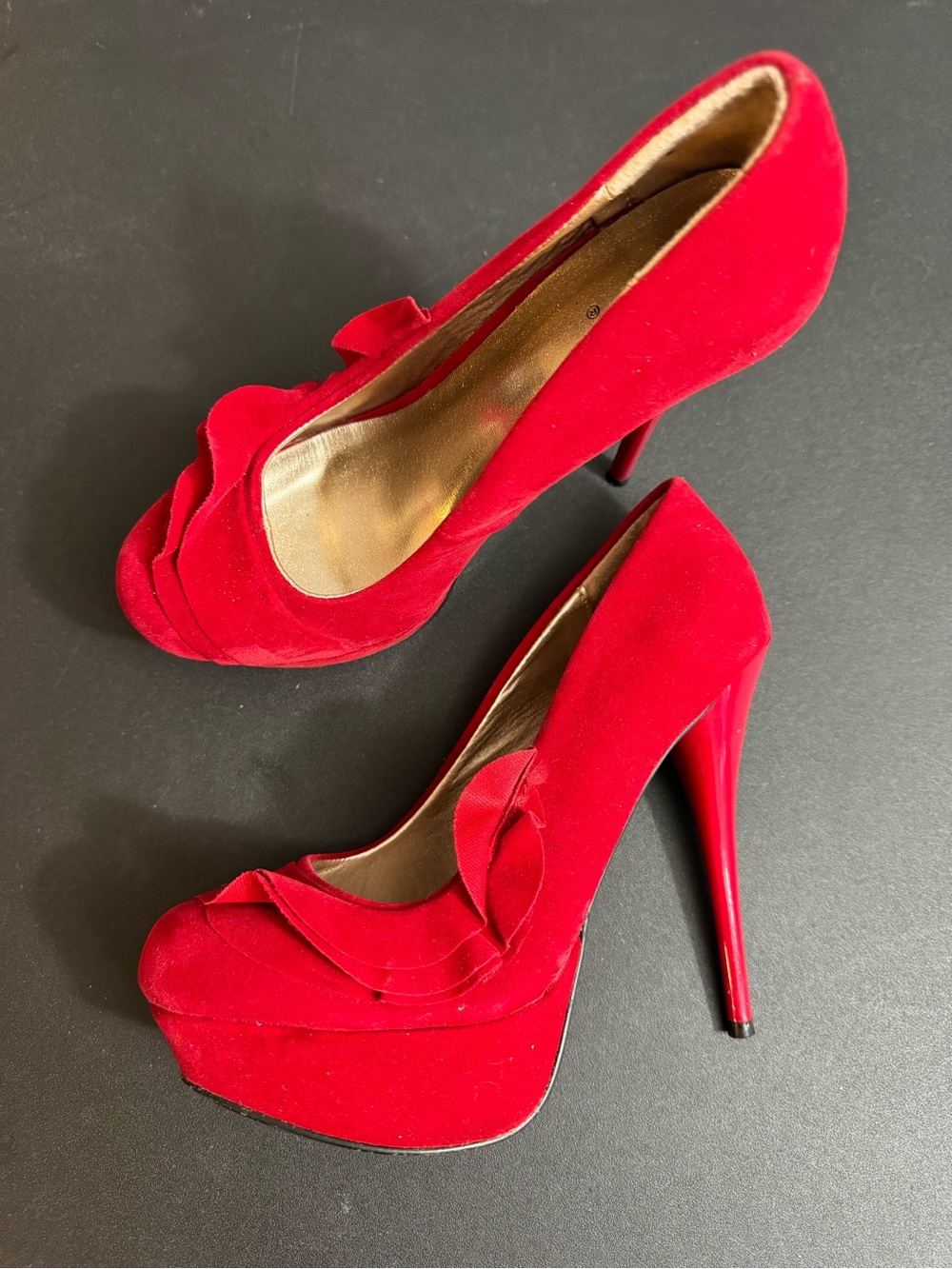 Qupid Red Suede Ruffle Pumps - Picture 6 of 6